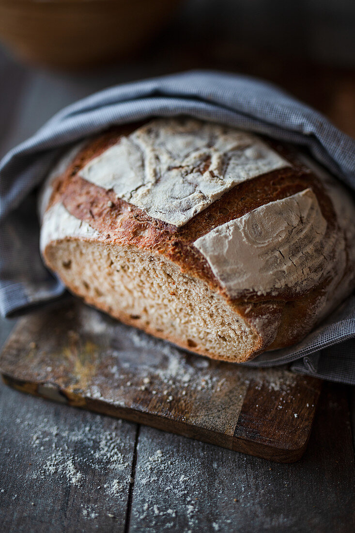 Dinkelmischbrot im Topf gebacken, angeschnitten (vegan)