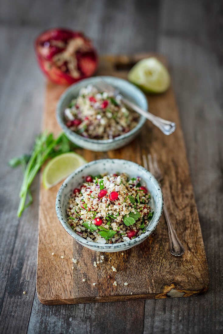 Quinoa-Tabouleh mit Granatapfel, roten Zwiebeln und Feta