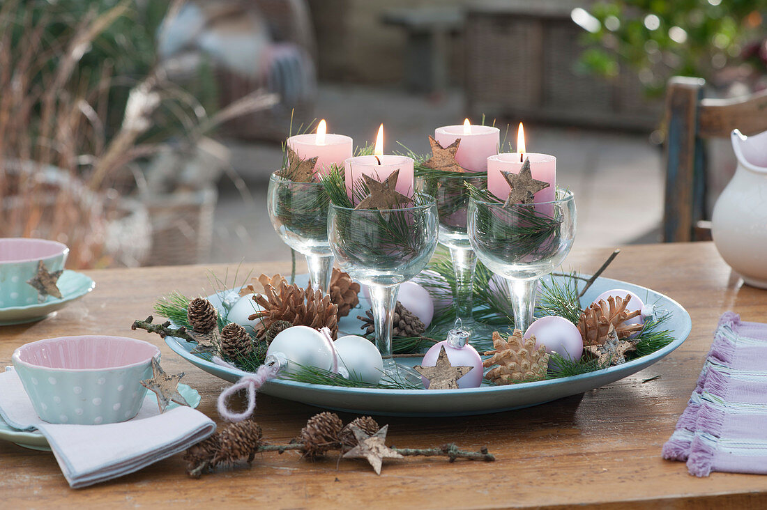 Fast advent wreath with candles in wine glasses