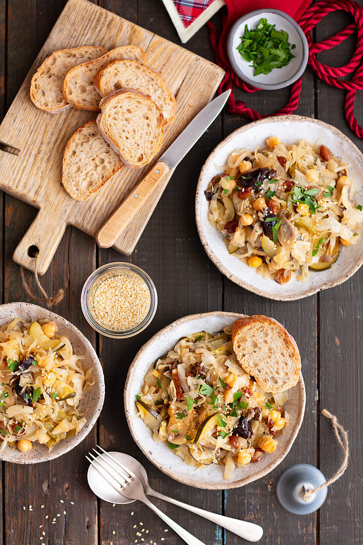 Vegetarisches Bigos mit Sauerkraut und Kichererbsen (Polen)