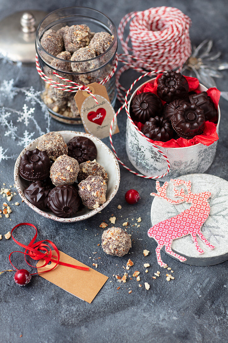 Schokoladenpralinen und Trüffel zu Weihnachten