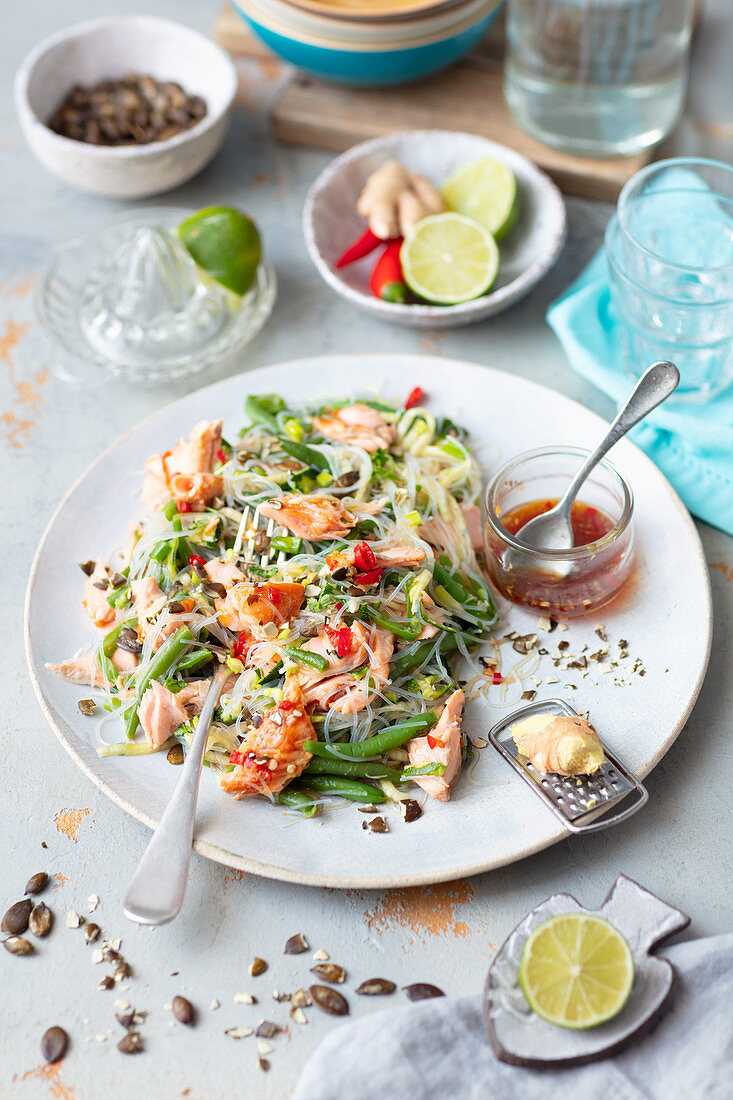 Soya noodles with baked salmon and green bean