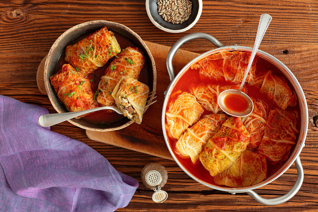 Gefüllte Wirsingrouladen mit Linsen, Pilzen und Feta in Tomatensauce