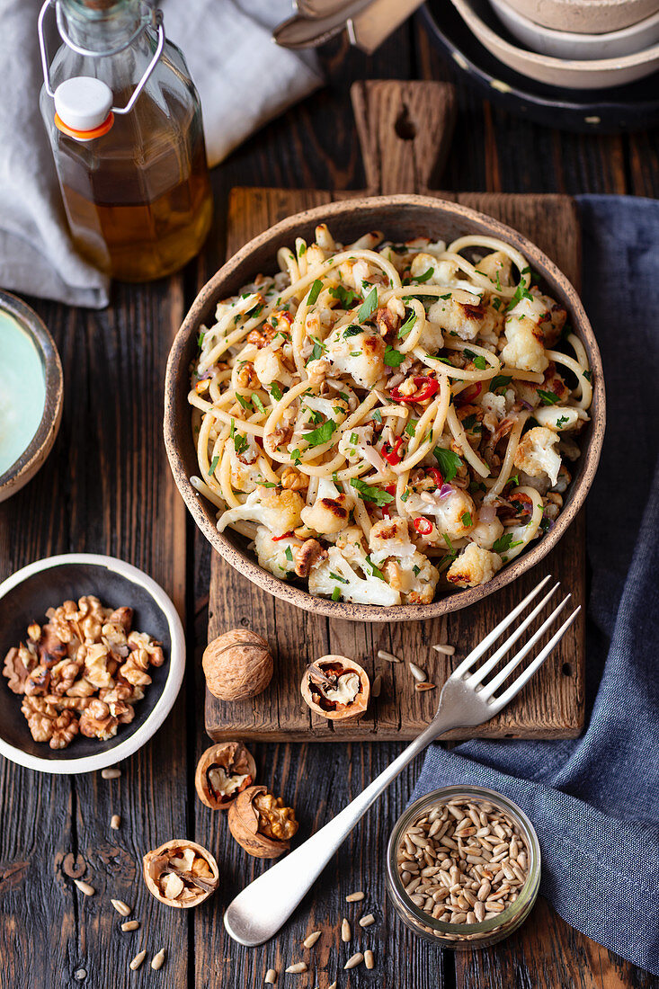 Bucatini mit gebackenem Blumenkohl, Chili und Walnüssen