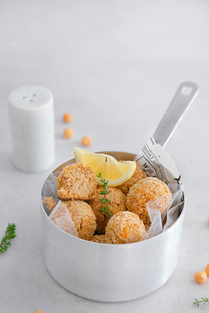 Kichererbsenbällchen im Stieltopf