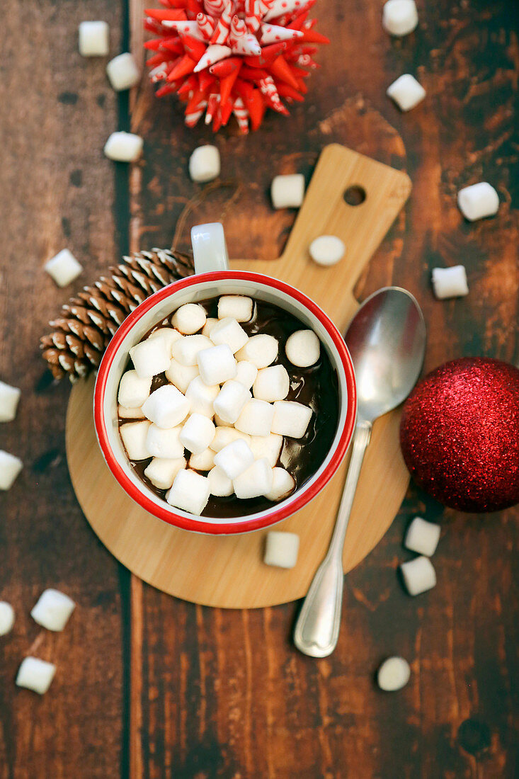 Heiße Schokolade mit Mini-Marshmallows zu Weihnachten