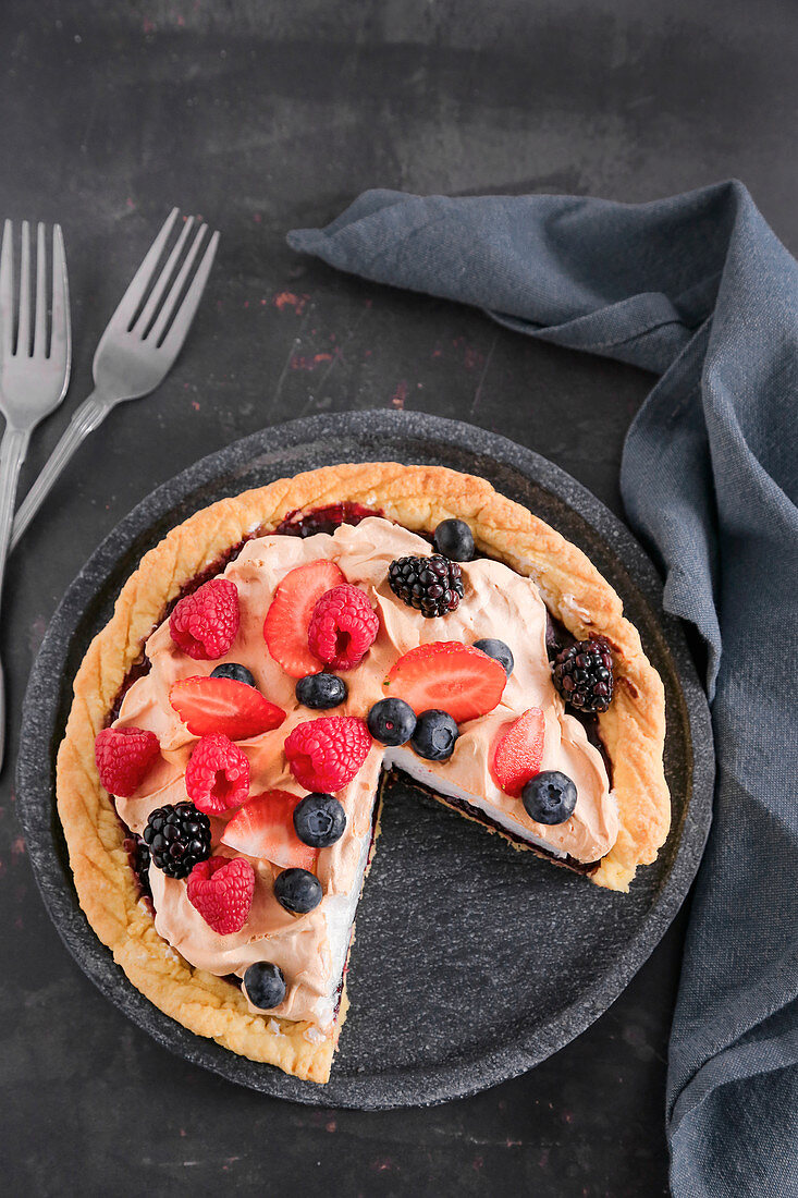 Meringue tart with red fruits