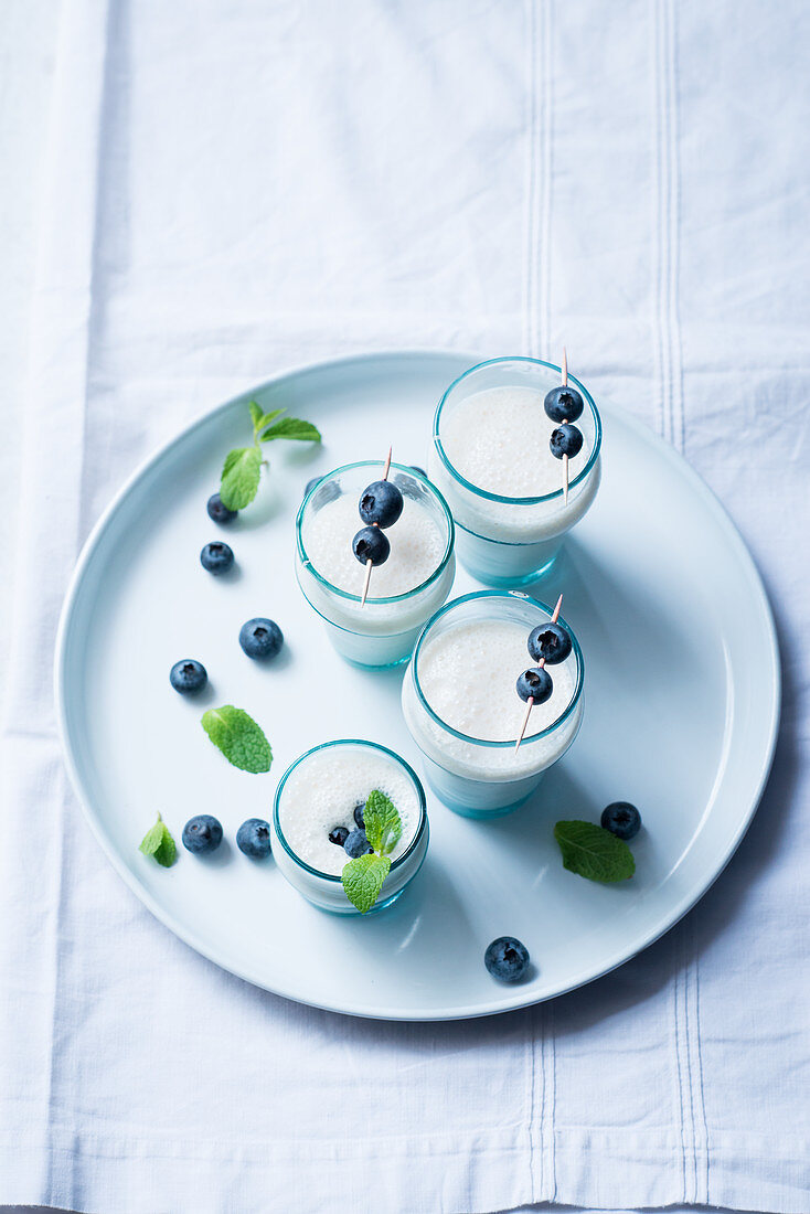 Pomelo-Eisdrink mit Heidelbeeren