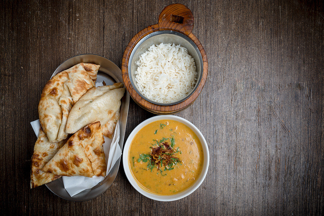 Dal Tadka mit Reis und Naan (Indien)