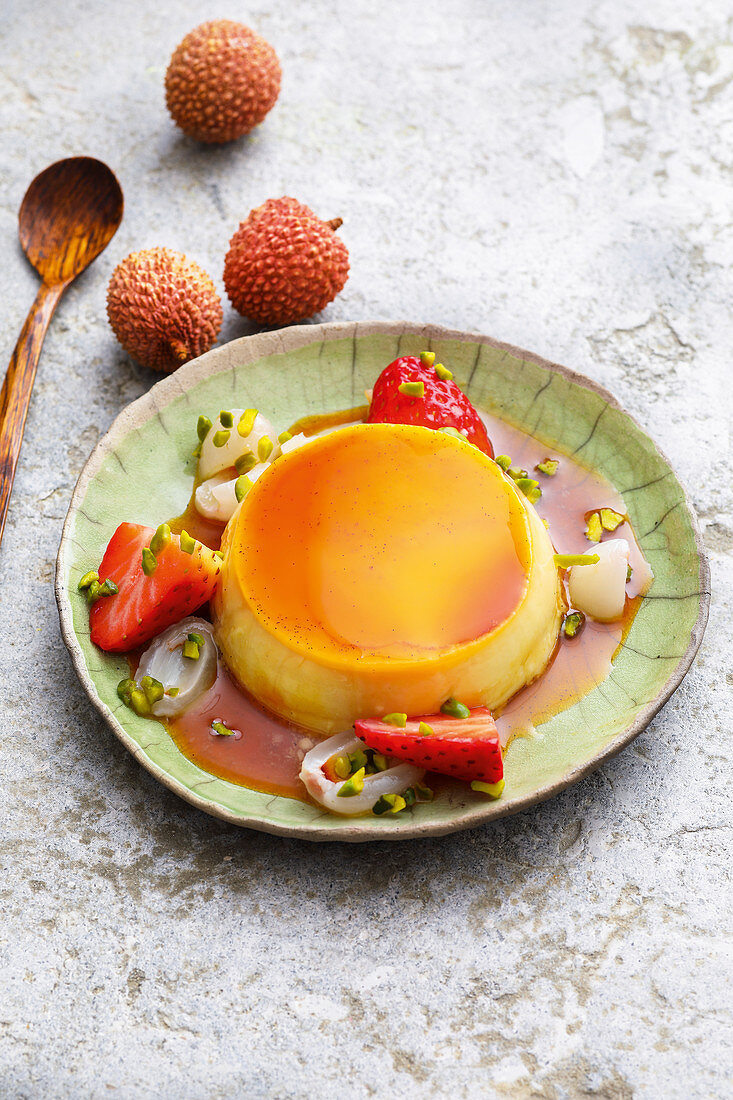 Asiatische Kokos-Creme-Caramel mit Lychees