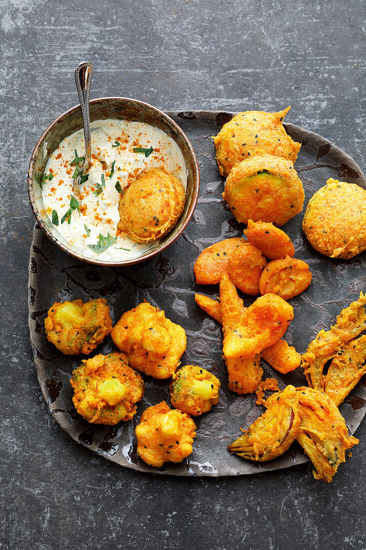 Indische Gemüse-Pakoras mit Raita