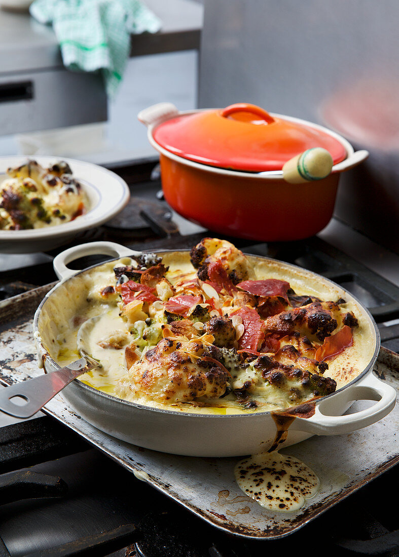 Baked cauliflower with ham and cheese