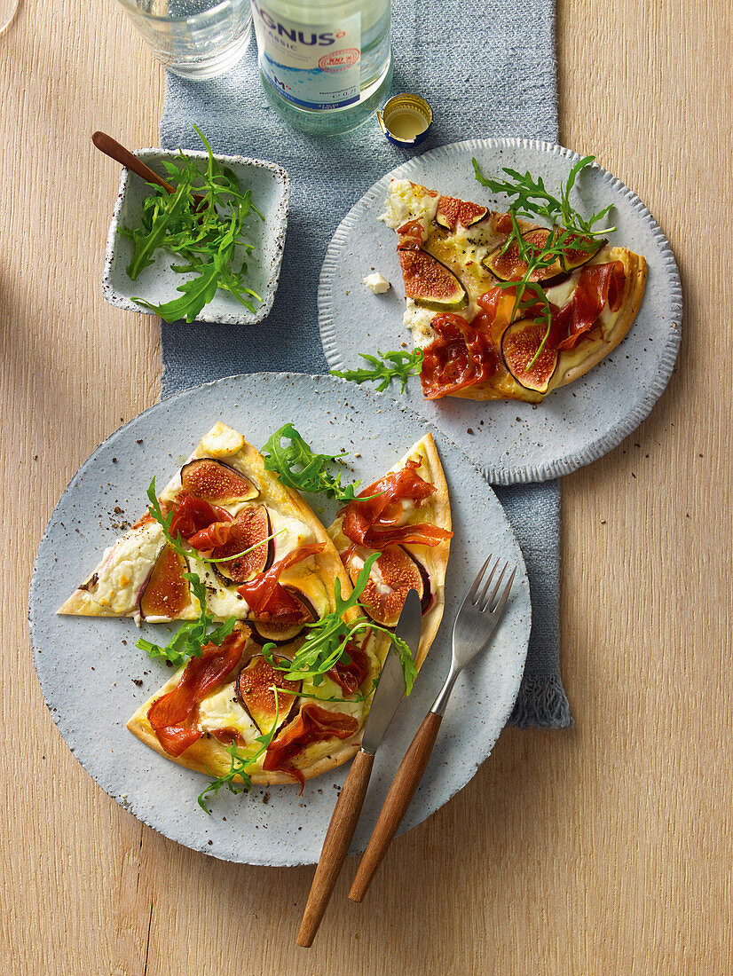 Flammkuchen mit Feigen und Ziegenfrischkäse aus der PFanne