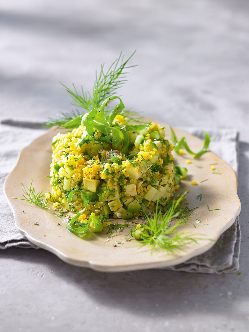 Bulgur mit Gurke, Avocado, Frühlingszwiebeln und Dill