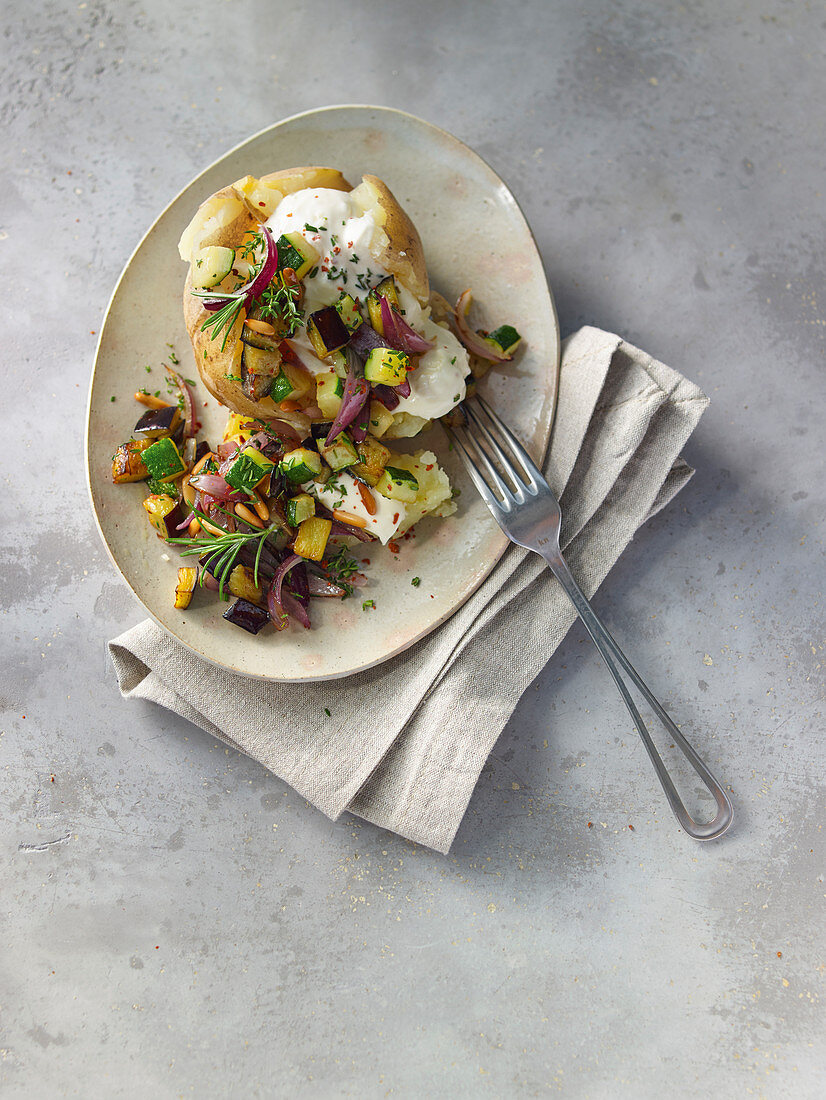 Baked potatoes with Mediterranean vegetables and aioli