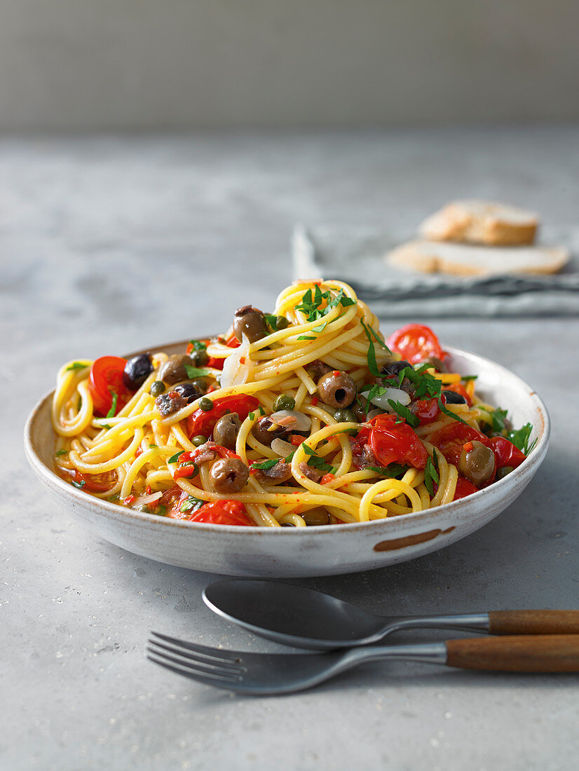 Spaghetti Puttanesca mit Tomaten, Oliven und Sardellen