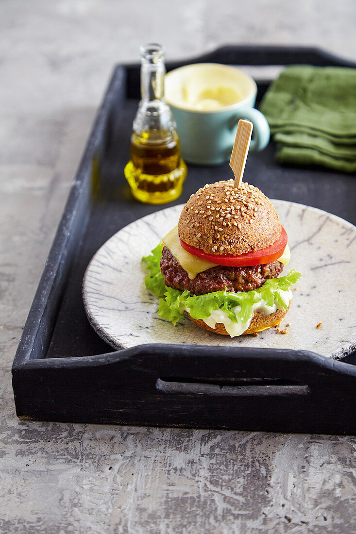 Beef Burger mit Low-Carb-Bun