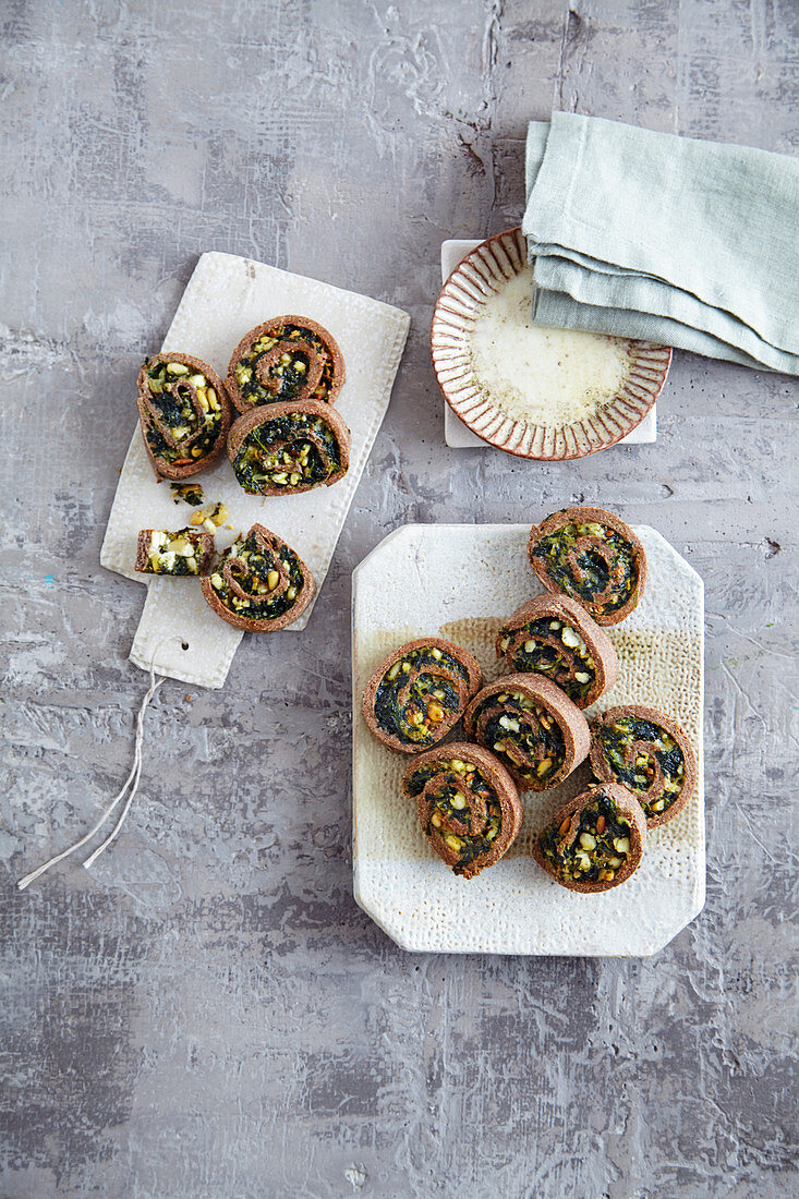 Spinatschnecken mit Feta und Pinienkernen (Low Carb)