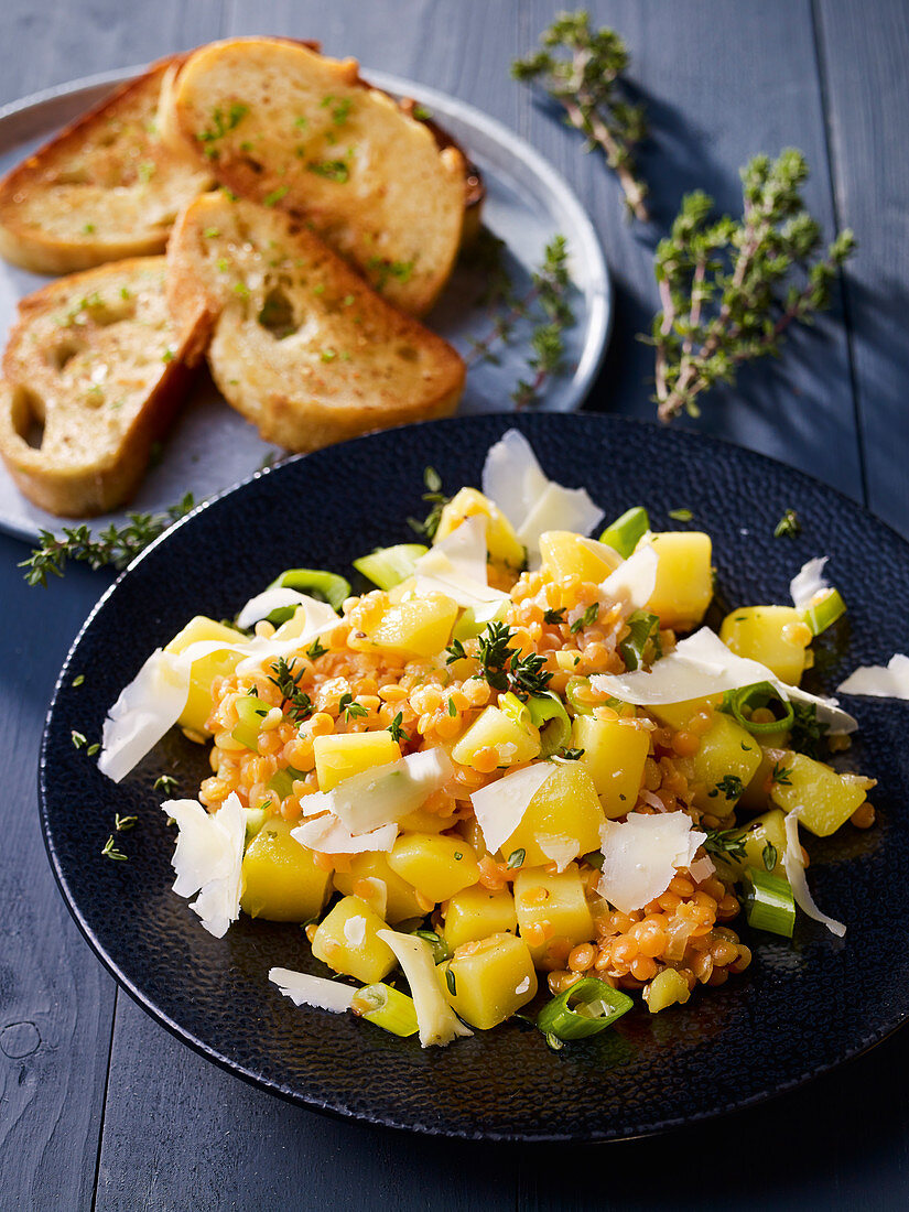 Warmer Kartoffelsalat mit roten Linsen