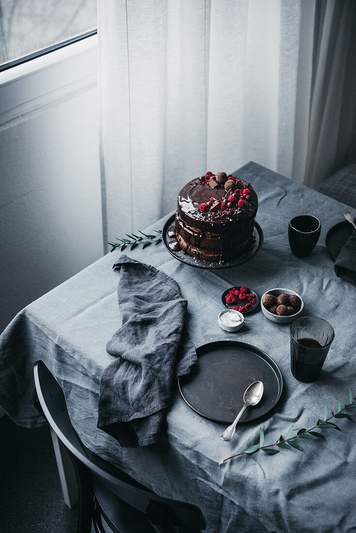 Paleo-Haselnusskuchen mit Cranberrymarmelade und Schokoladenglasur