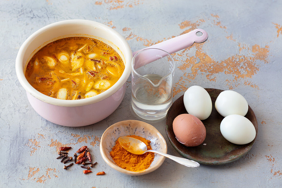 Curry marinade for colouring hard-boiled eggs