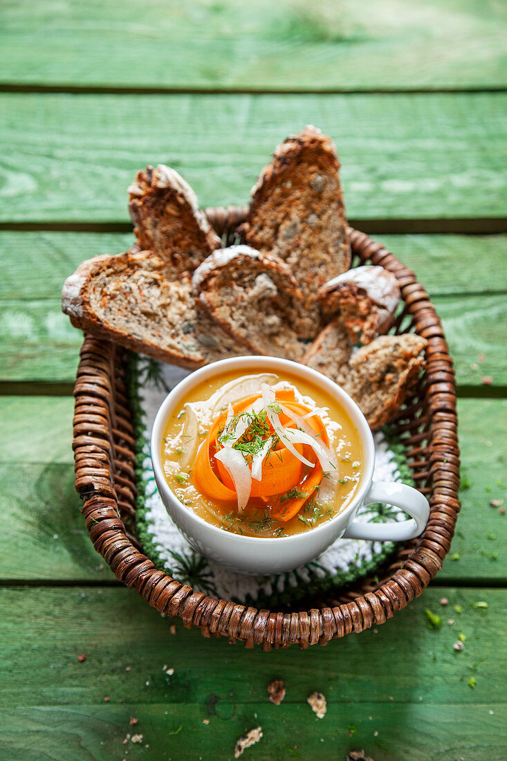 Karotten-Fenchel-Suppe mit Sauerteigbrot
