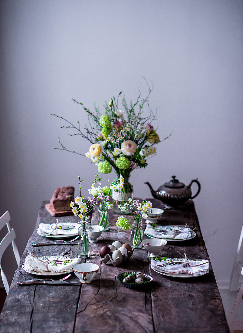 Gedeckter Ostertisch mit Frühlingsblumen