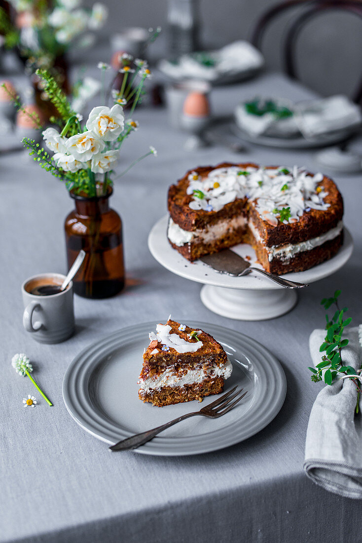 Möhrentorte und Espresso zum Osterbrunch