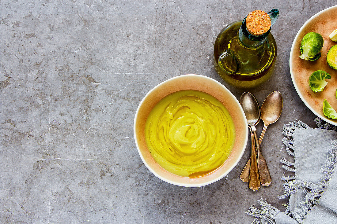 Rosenkohl-Cremesuppe in Schälchen