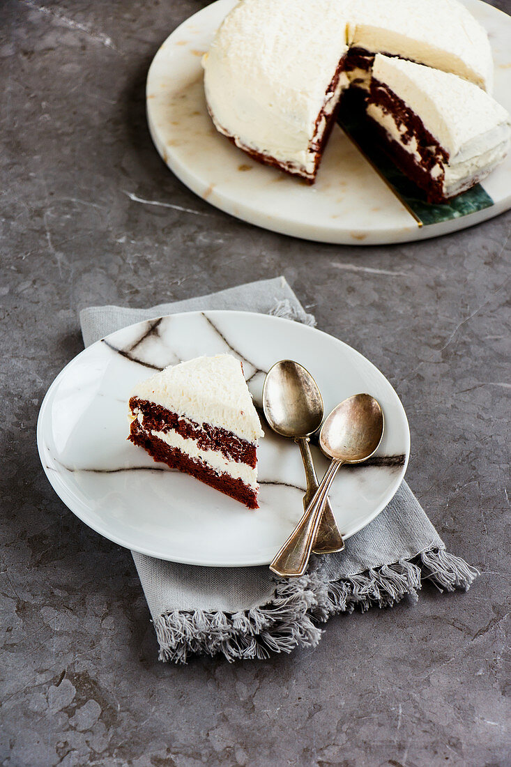 Schokosahnetorte, ein Stück auf reller