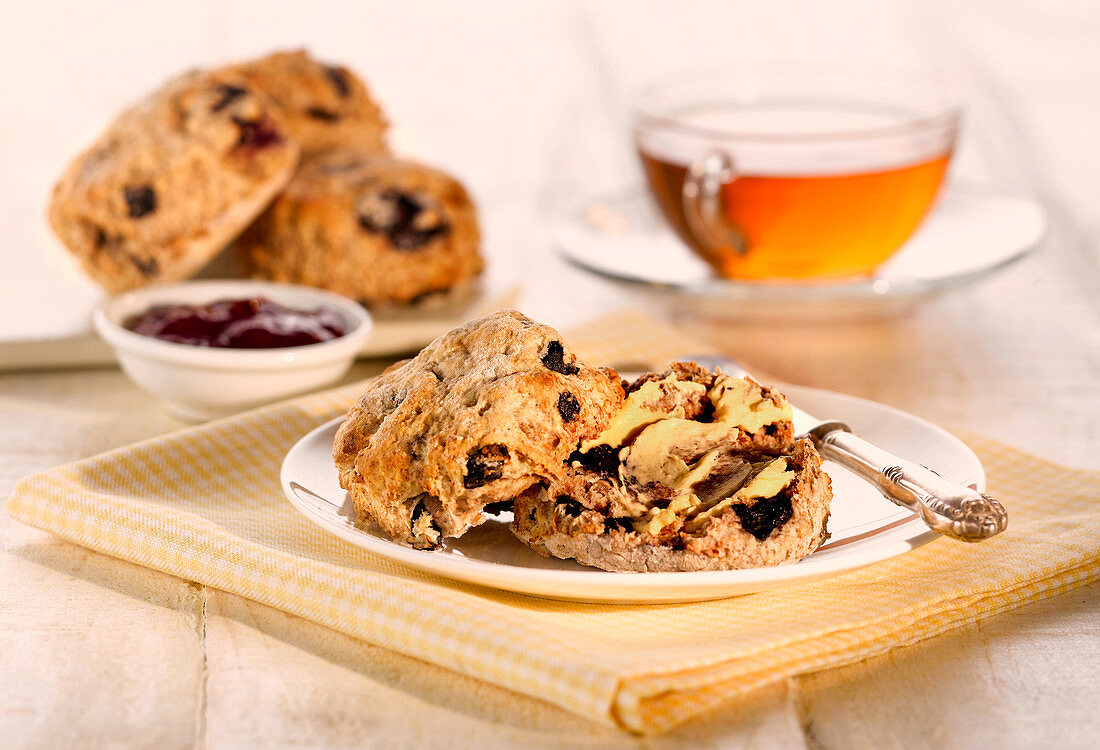 Scones mit Marmelade und eine Tasse Tee