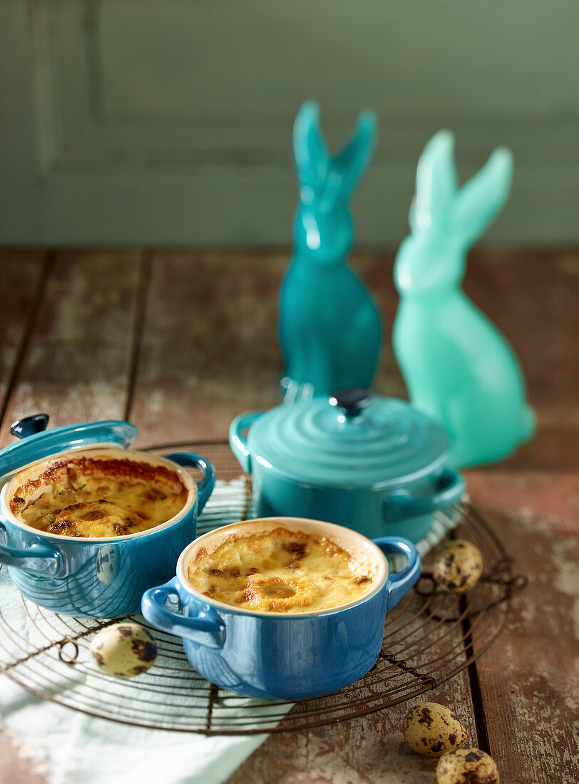 Oefs Cocotte served in ramekins with Easter decorations