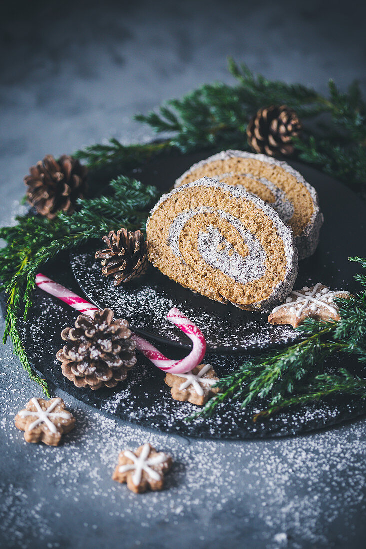 Zwei Stücke Mohnroulade (weihnachtlich)