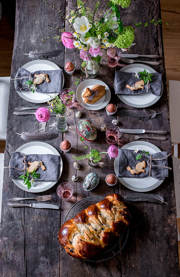 Rustikal gedeckter Tisch zu Ostern