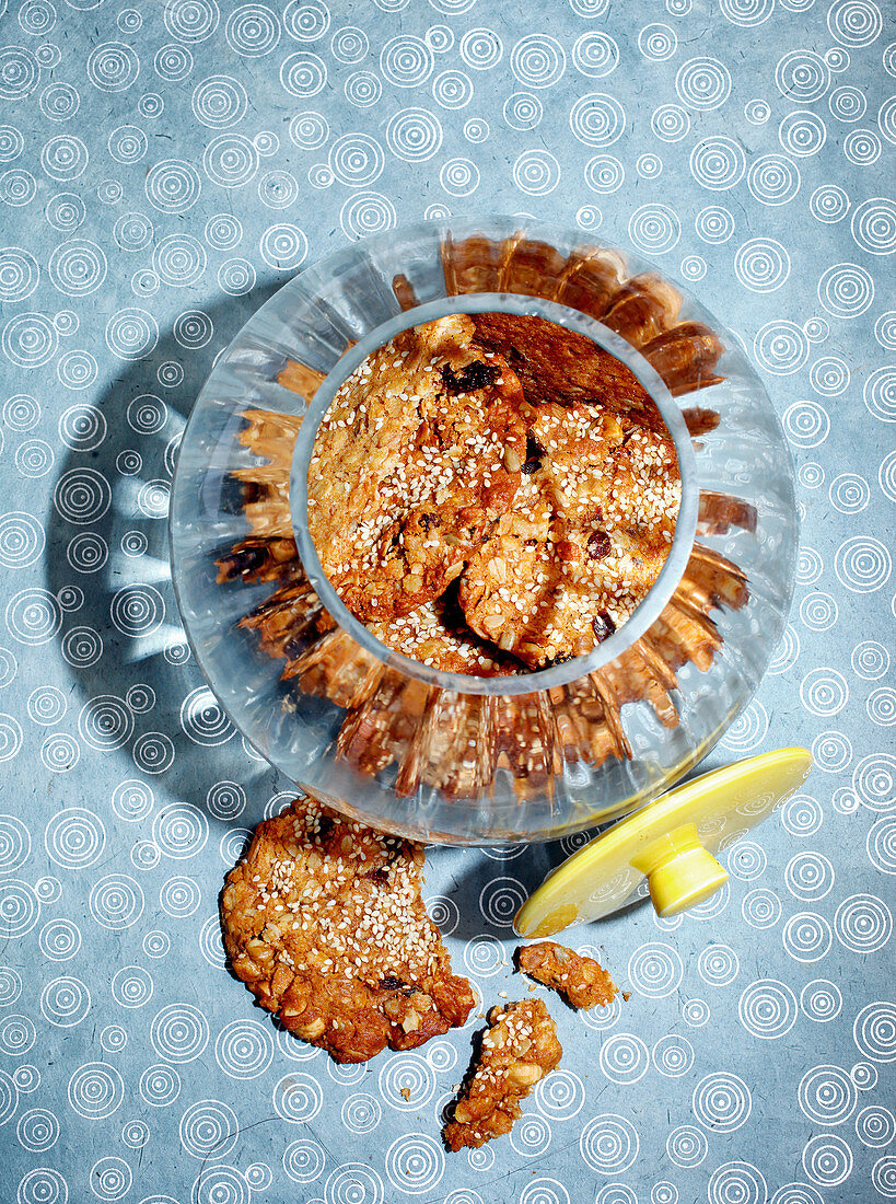 Muesli biscuits with dates and sesame seeds