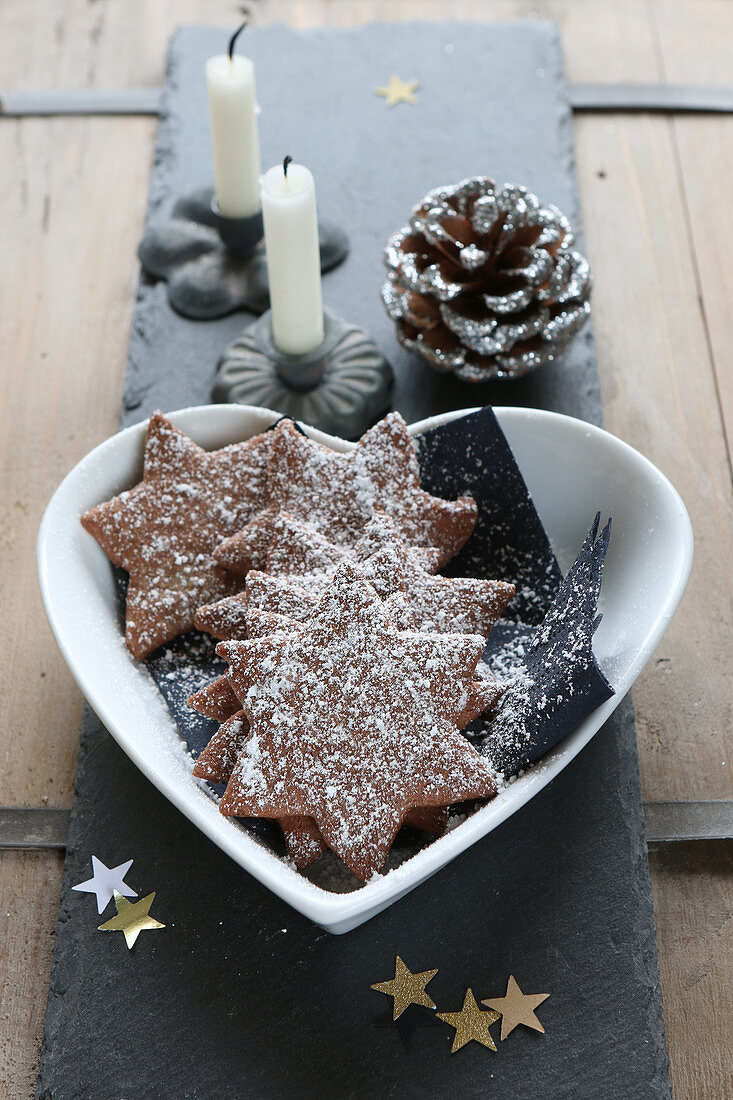Glutenfreie Mürbeteigkekse mit Kakao, Mandeln und Puderzucker zu Weihnachten