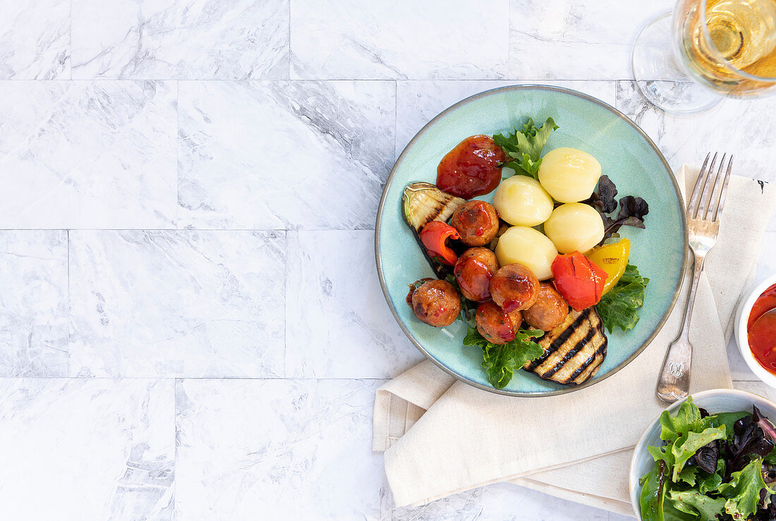 Vegane Fleischbällchen mit Grillgemüse und Kartoffeln