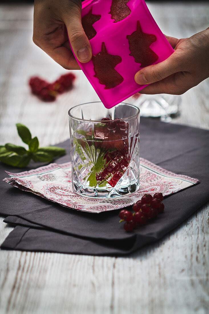 Gin Tonic mit Basilikum und Eiswürfel-Einhörnern aus Beerenmmarmelade