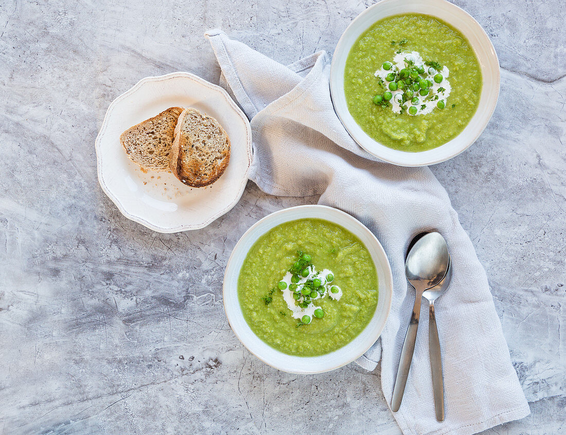 Vegane Erbsensuppe mit Kokosmilch und Petersilie mit Toast