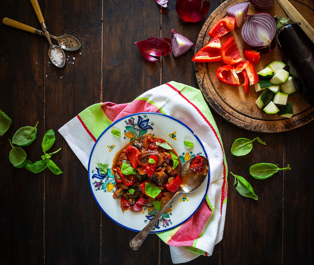 Ratatouille mit roter Paprika, Auberginen, Zucchini, roten Zwiebeln und Basilikum