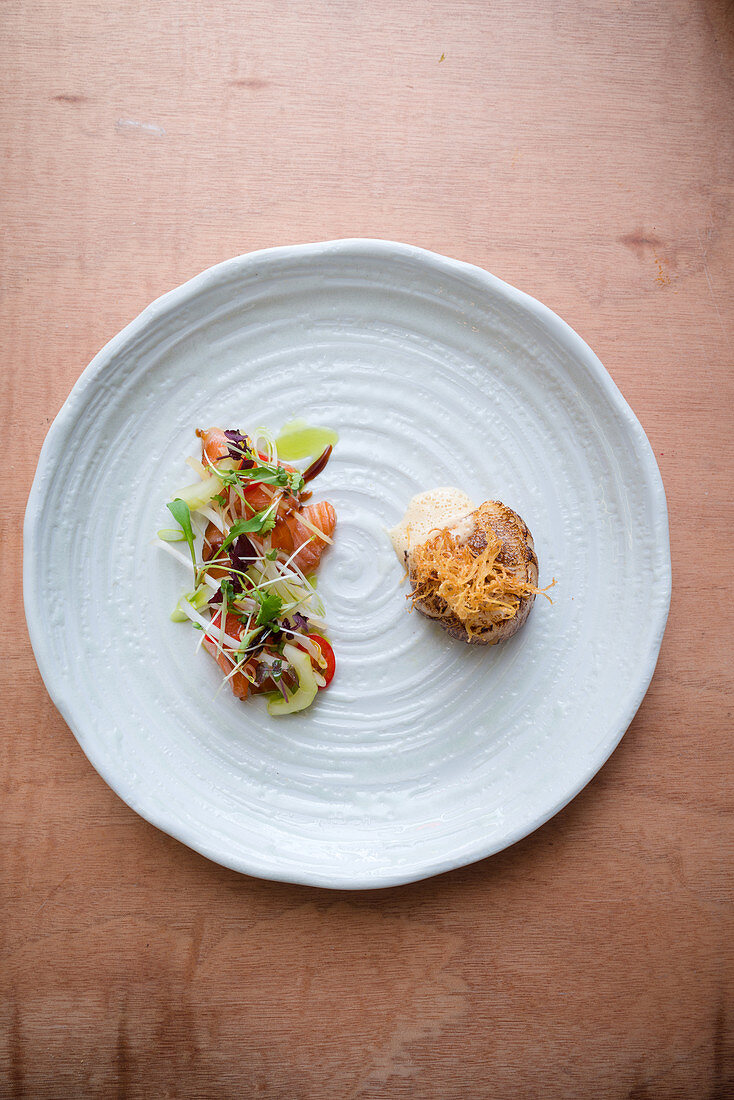 Gegrillte Jakobsmuschel mit mariniertem Lachs-Koriander-Salat