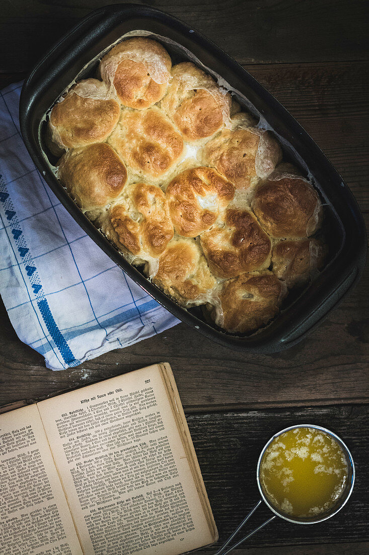 Dampfnudeln (steamed, sweet yeast dumplings) with butter à la Henriette Davidis