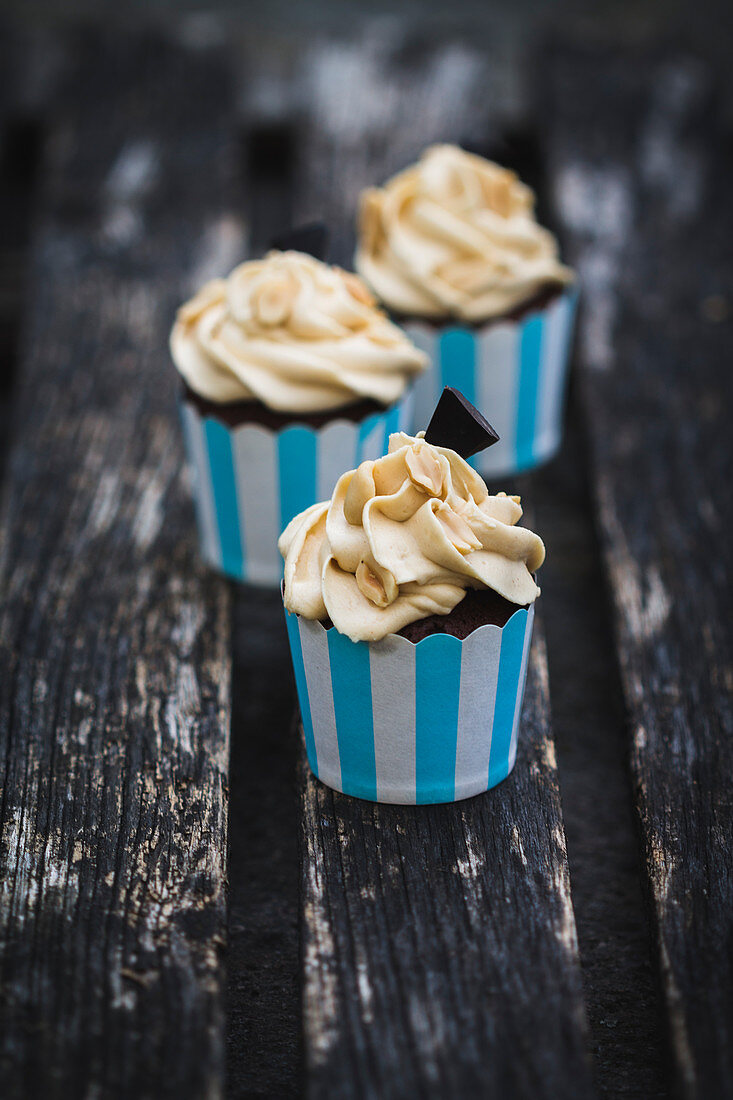 Schokoladen-Cupcakes mit Erdnussbutterfüllung und Cremetopping