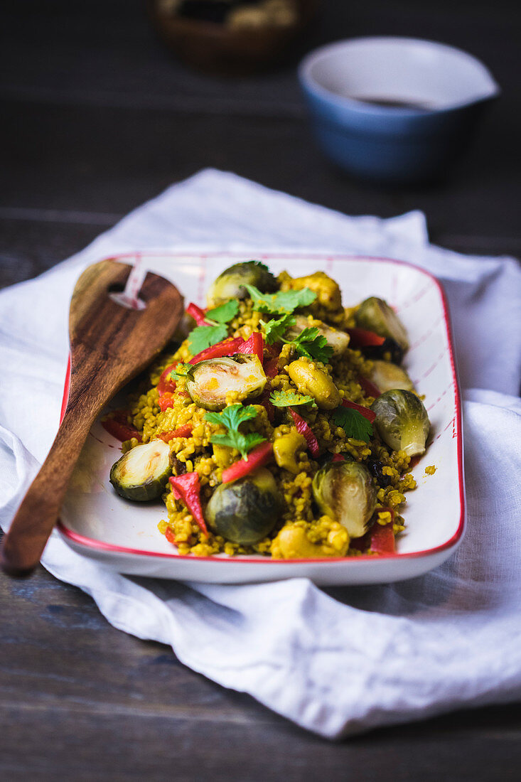 Bulgursalat mit Curry, Rosenkohl und Paprika