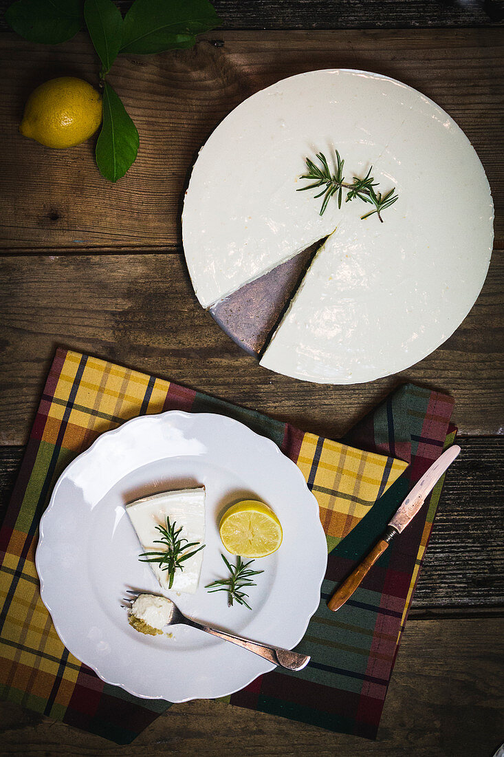 Yoghurt and lemon cheesecake with rosemary
