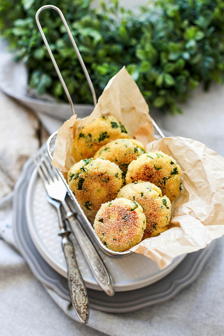 Frittierte Falafel mit Kräutern