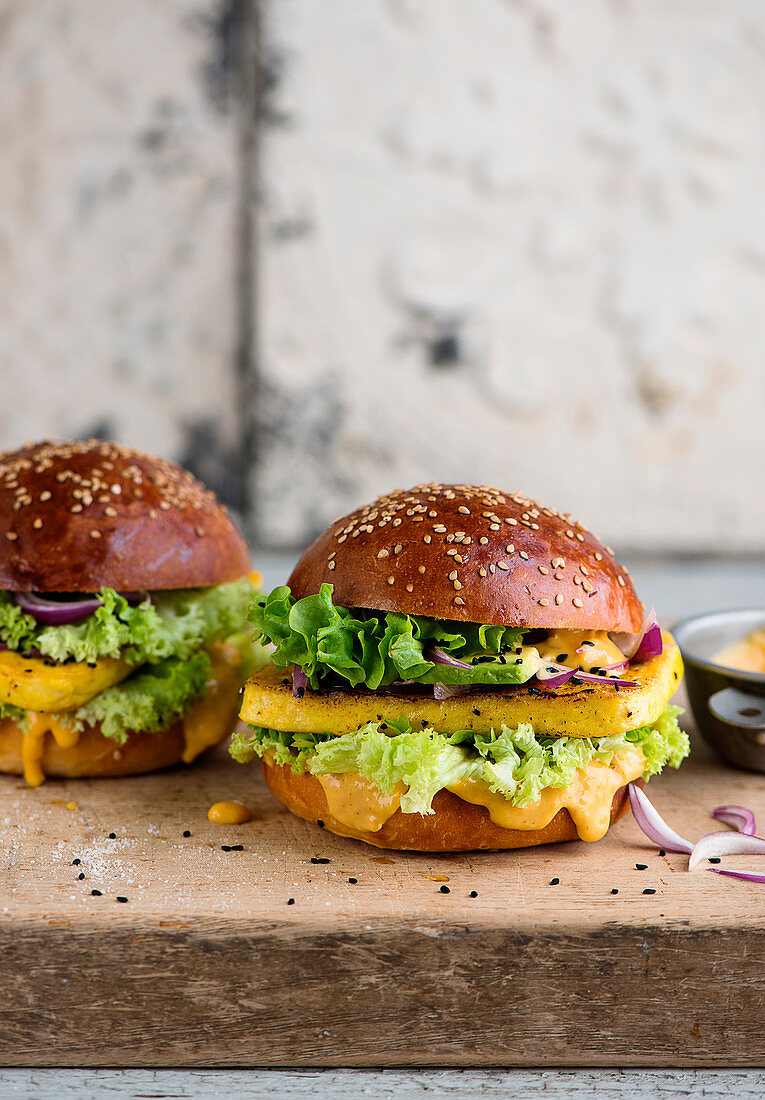 Veganer Tofu-Burger mit Avocado