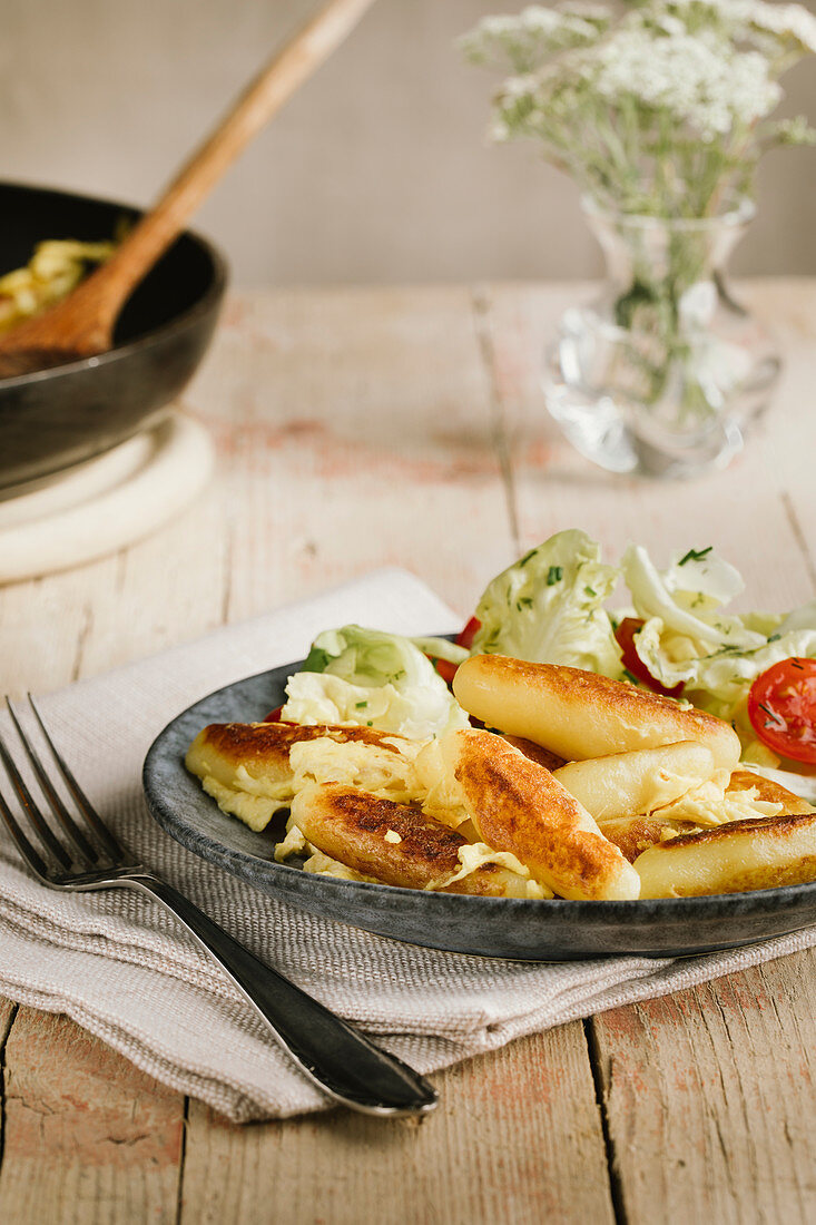 Gebratene Schupfnudeln mit Salat