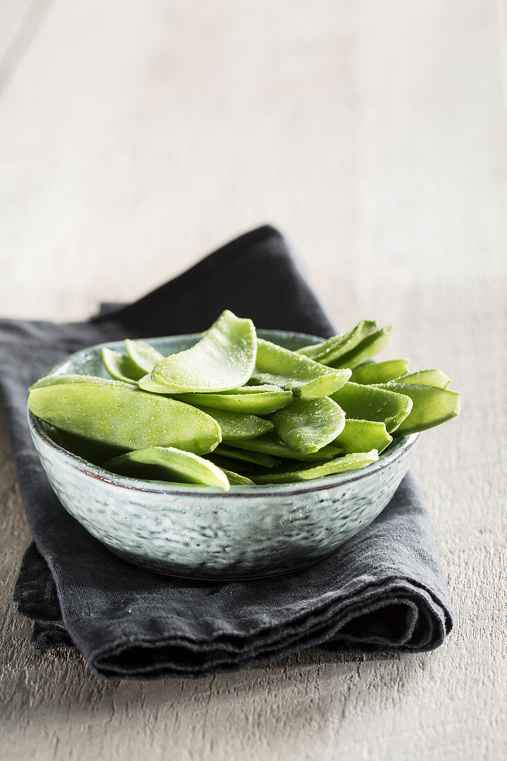 Mange tout in a ceramic bowl