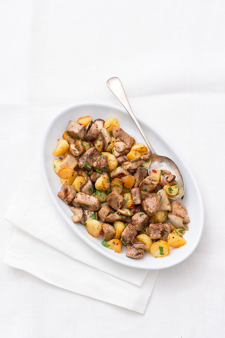 Schweinefilet mit Kartoffeln und Steinpilzen aus dem Ofen